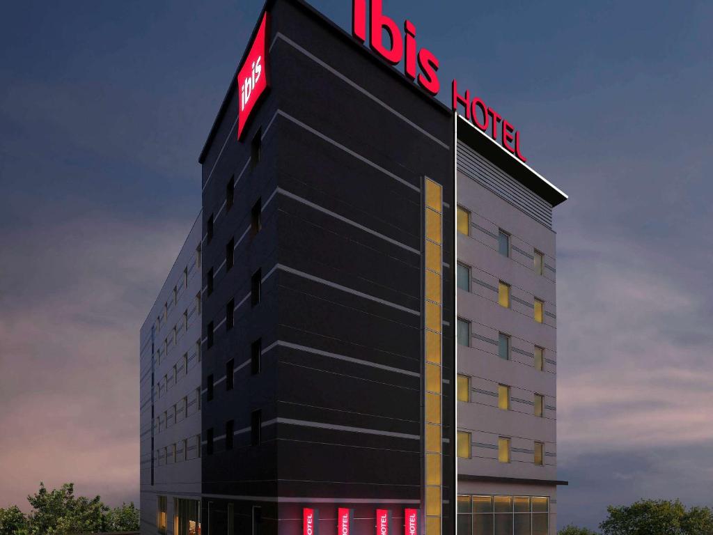 un edificio con un letrero de hotel en él en ibis Kochi City Centre - An Accor Brand en Kochi