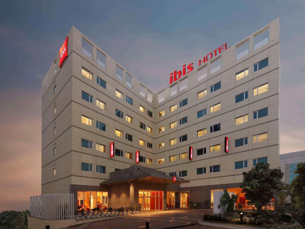 浦那ibis Pune Hinjewadi - An Accor Brand的一边有标志的酒店