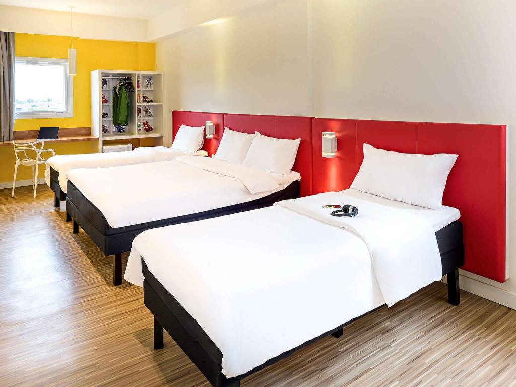 Postel nebo postele na pokoji v ubytování ibis Styles Birigui