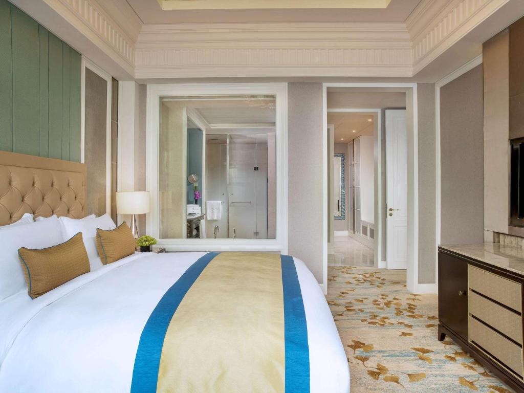 Postel nebo postele na pokoji v ubytování Sofitel Shanghai Hongqiao