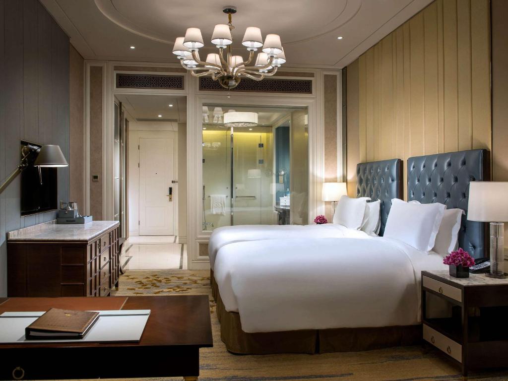 Postel nebo postele na pokoji v ubytování Sofitel Shanghai Hongqiao