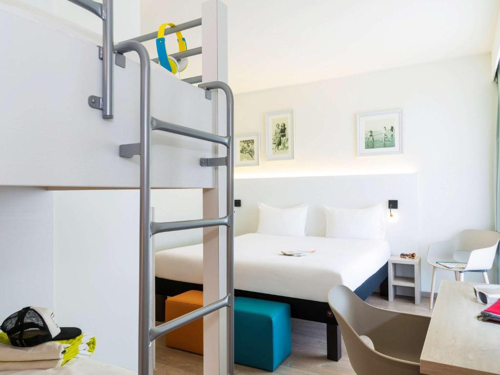 Postel nebo postele na pokoji v ubytování ibis Styles Nieuwpoort