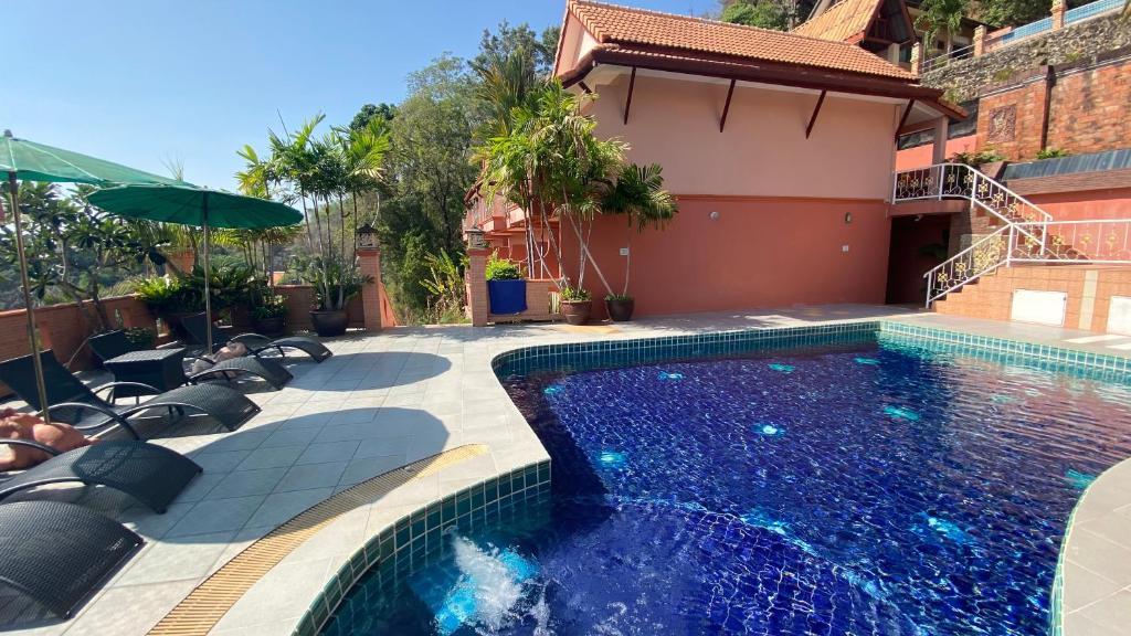 Bazén v ubytování Baan Kongdee Sunset Resort Kata nebo v jeho okolí