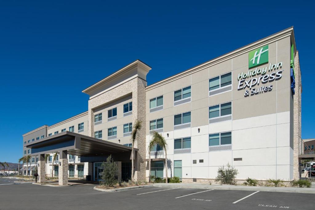 a rendering of the front of the hampton inn suites springfield at Holiday Inn Express & Suites - Murrieta, an IHG Hotel in Murrieta