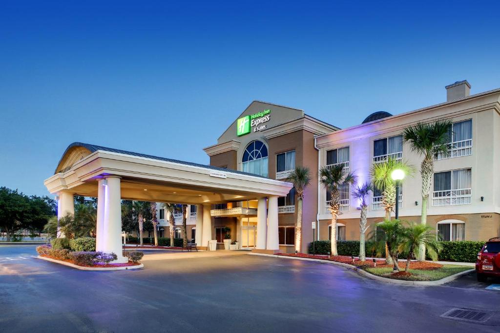 un hotel con un estacionamiento delante de él en Holiday Inn Express & Suites Jacksonville South - I-295, an IHG Hotel en Jacksonville