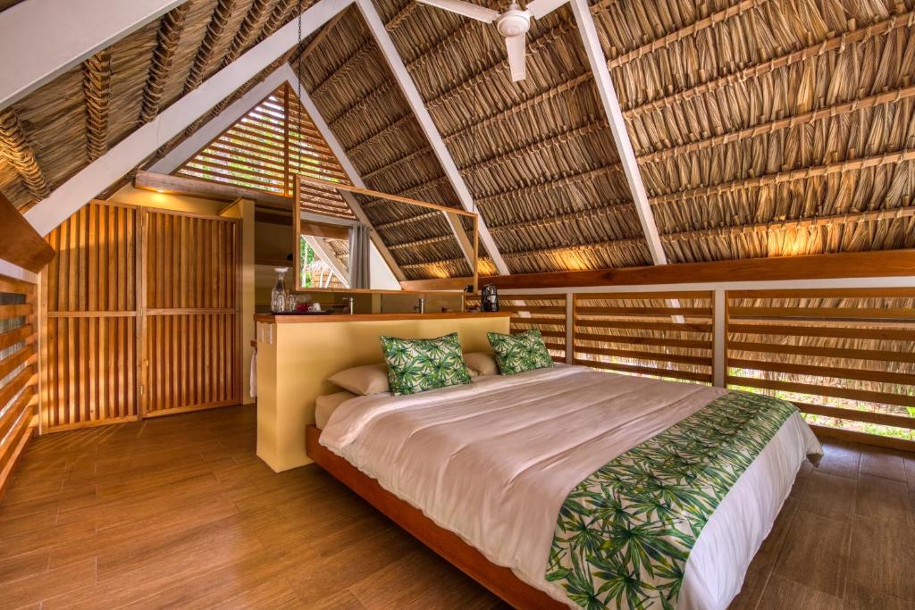 Postel nebo postele na pokoji v ubytování Shawandha Lodge