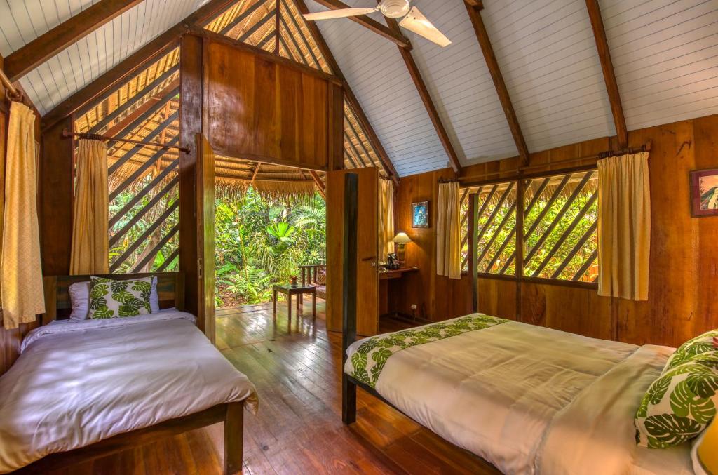 Postel nebo postele na pokoji v ubytování Shawandha Lodge