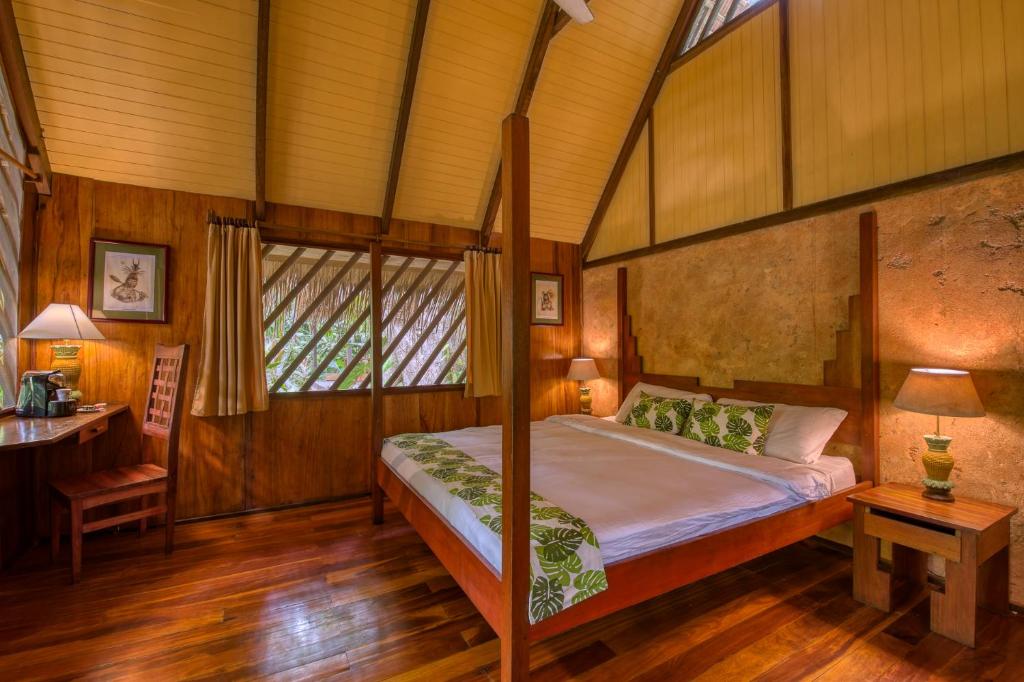 Postel nebo postele na pokoji v ubytování Shawandha Lodge
