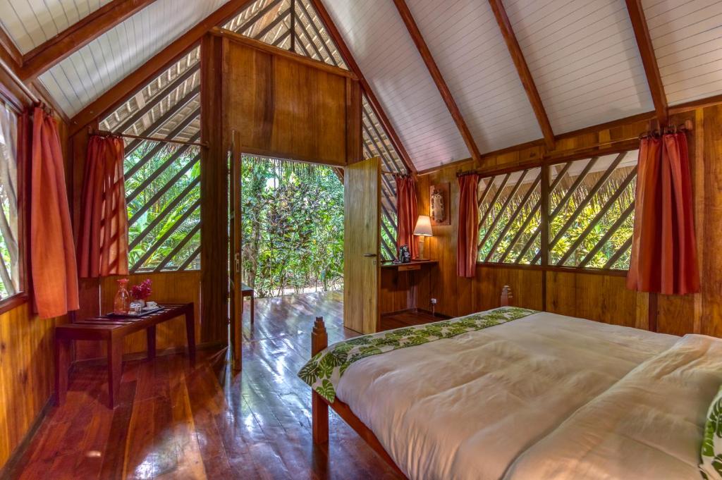 Postel nebo postele na pokoji v ubytování Shawandha Lodge