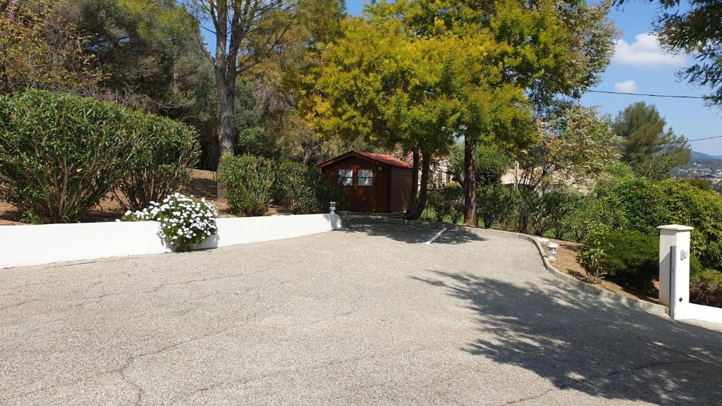 a driveway with a house in the background at La Villa d&#39;Olivène in Cuers