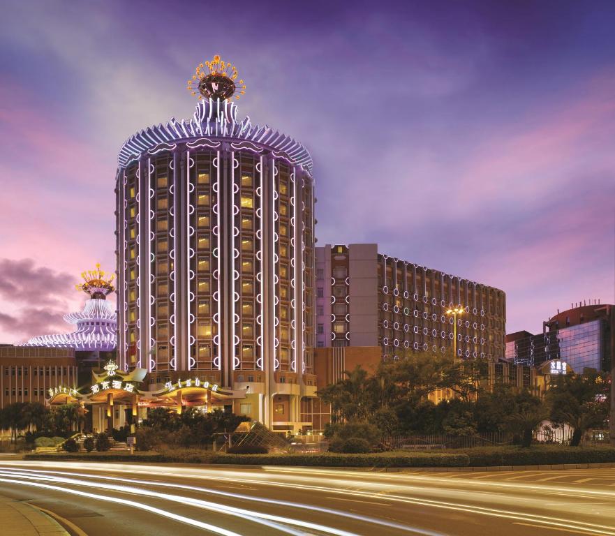 un gran edificio con una flor encima en Hotel Lisboa, en Macau