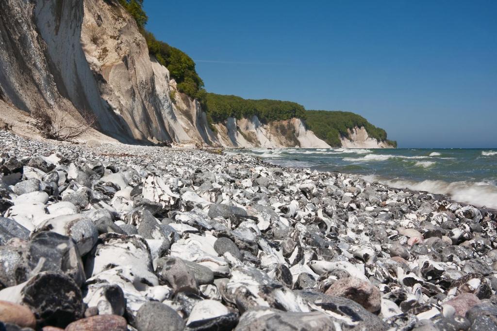 un grande gruppo di rocce su una spiaggia rocciosa di Villa Baltic Sun a Ostseebad Sellin