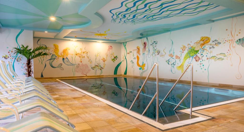 Bazén v ubytování Hotel Huber Hochland nebo v jeho okolí