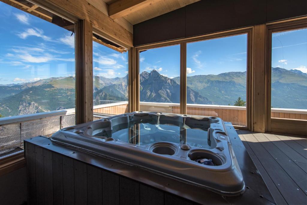 een bad in een kamer met bergen bij Résidence Kocoon Les Karellis - Skipass inclus in Montricher-Albanne