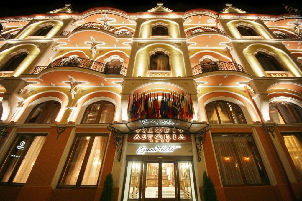 un edificio con un cartel en la parte delantera en Astoria Grand Hotel, en Oradea