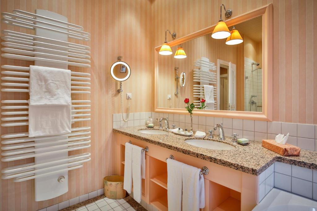 a bathroom with a sink and a mirror at Hotel Stadt Hamburg in Westerland