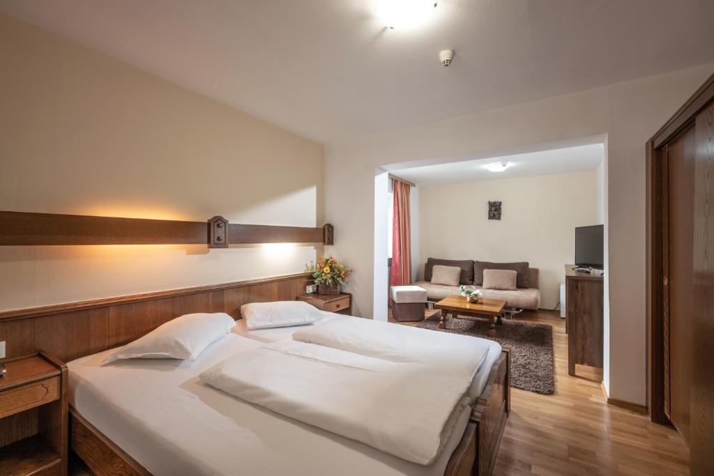 Postel nebo postele na pokoji v ubytování Alpenhotel Edelweiss