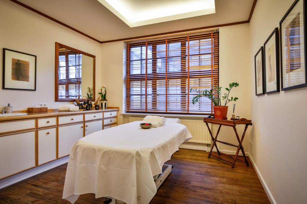a kitchen with a bed and a table in a room at Hotel Stadt Hamburg in Westerland