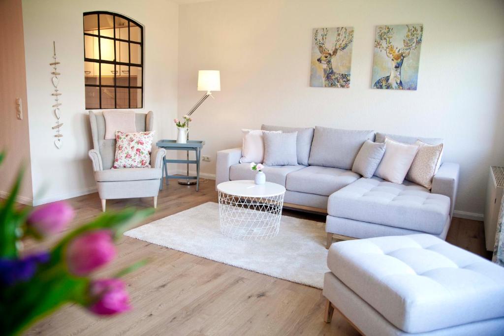 uma sala de estar com um sofá e duas cadeiras em Ferienwohung Tilla em Scharbeutz