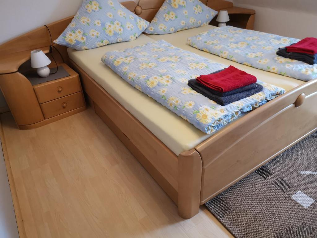 ein Bettmodell mit zwei Handtüchern drauf in der Unterkunft Lisa in Bremm