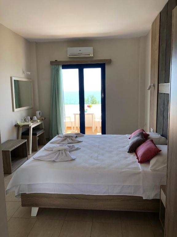 Postel nebo postele na pokoji v ubytování Taverna Akrogiali
