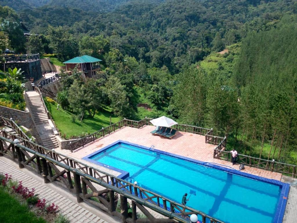 uma vista superior de uma piscina num resort em Rushaga Gorilla Lodge em Bugambira