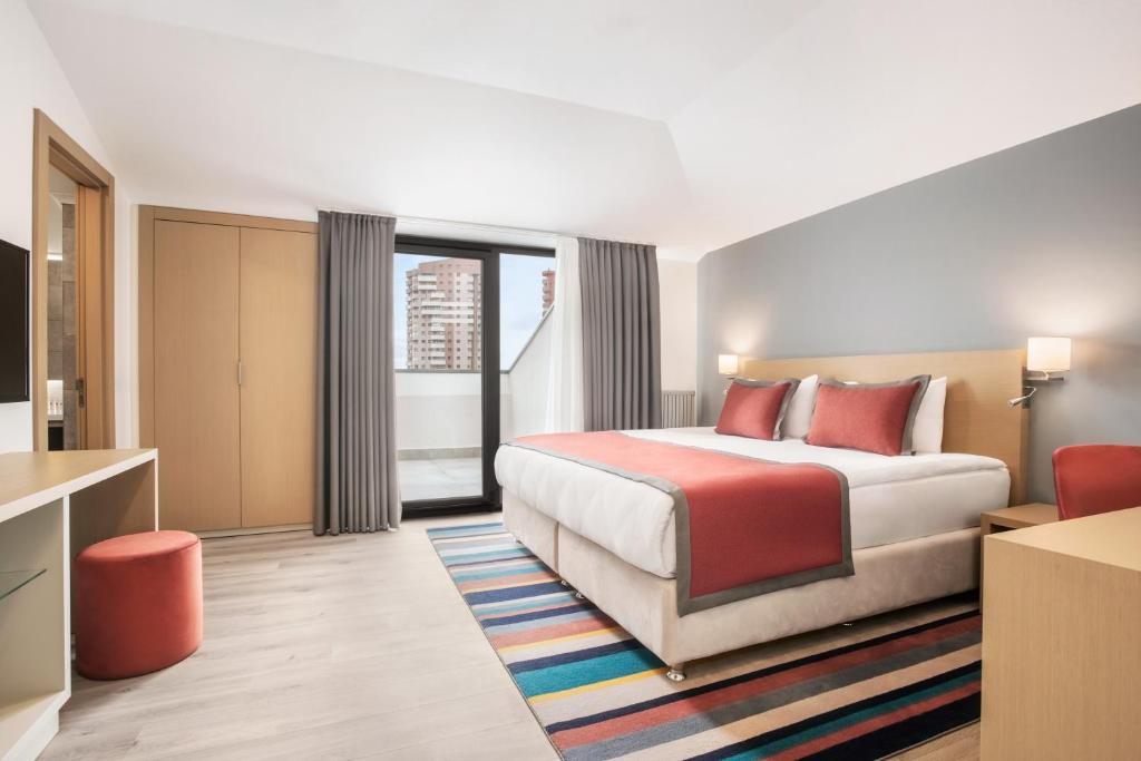 Postel nebo postele na pokoji v ubytování TRYP by Wyndham Ankara Oran