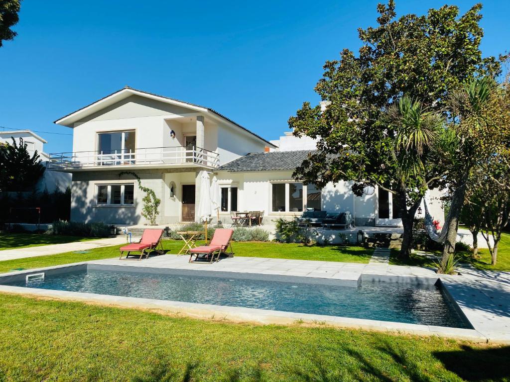 une maison avec une piscine dans la cour dans l'établissement Casa dos Limões, à Bombarral