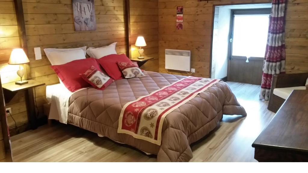 Postel nebo postele na pokoji v ubytování Chambres d'Hôtes Coeur de Bastié et Ranch du Lévézou