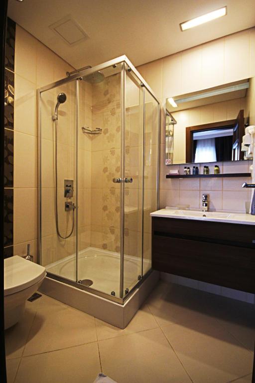 A bathroom at Aristocrat Hotel