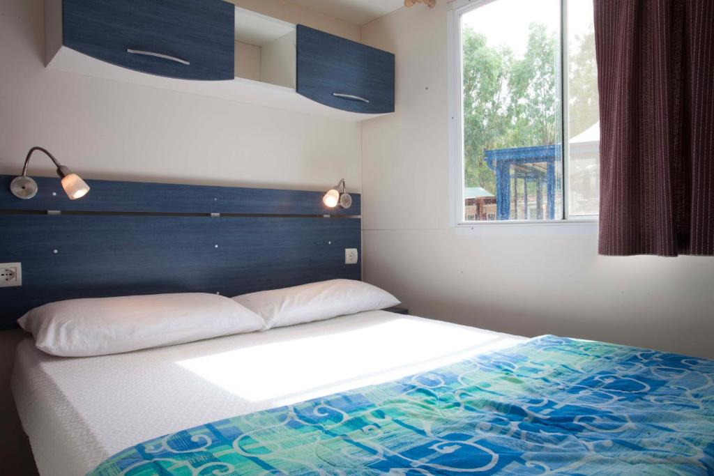 Łóżko lub łóżka w pokoju w obiekcie Camping Village Laguna Blu