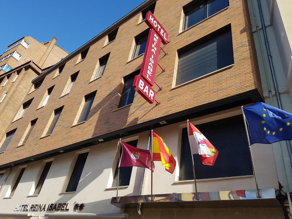 un hotel con banderas volando fuera de él en Hotel Reina Isabel, en Medina del Campo