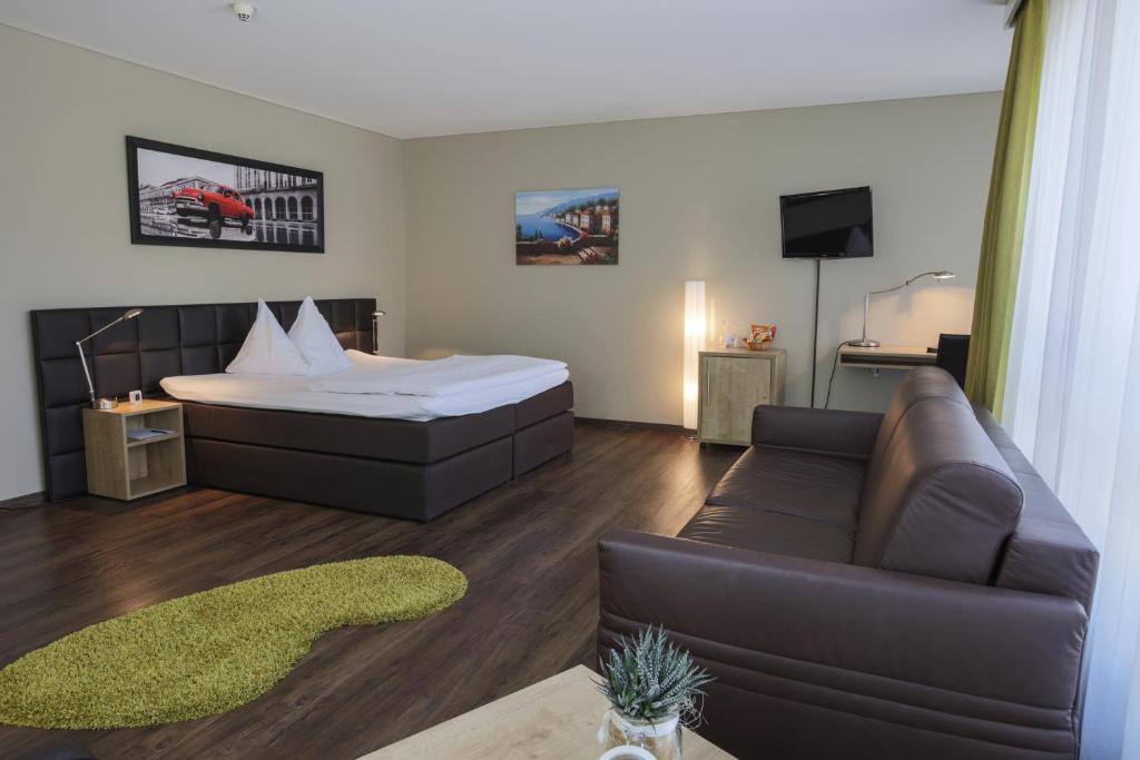Postel nebo postele na pokoji v ubytování Herisau Swiss Quality Hotel