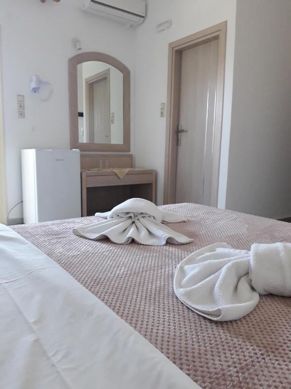Postel nebo postele na pokoji v ubytování Knossos Hotel