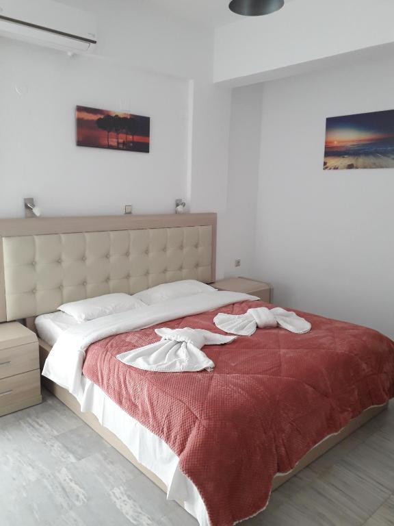 Postel nebo postele na pokoji v ubytování Knossos Hotel