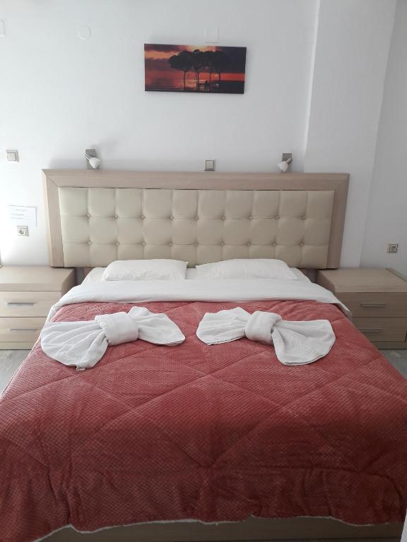 Postel nebo postele na pokoji v ubytování Knossos Hotel