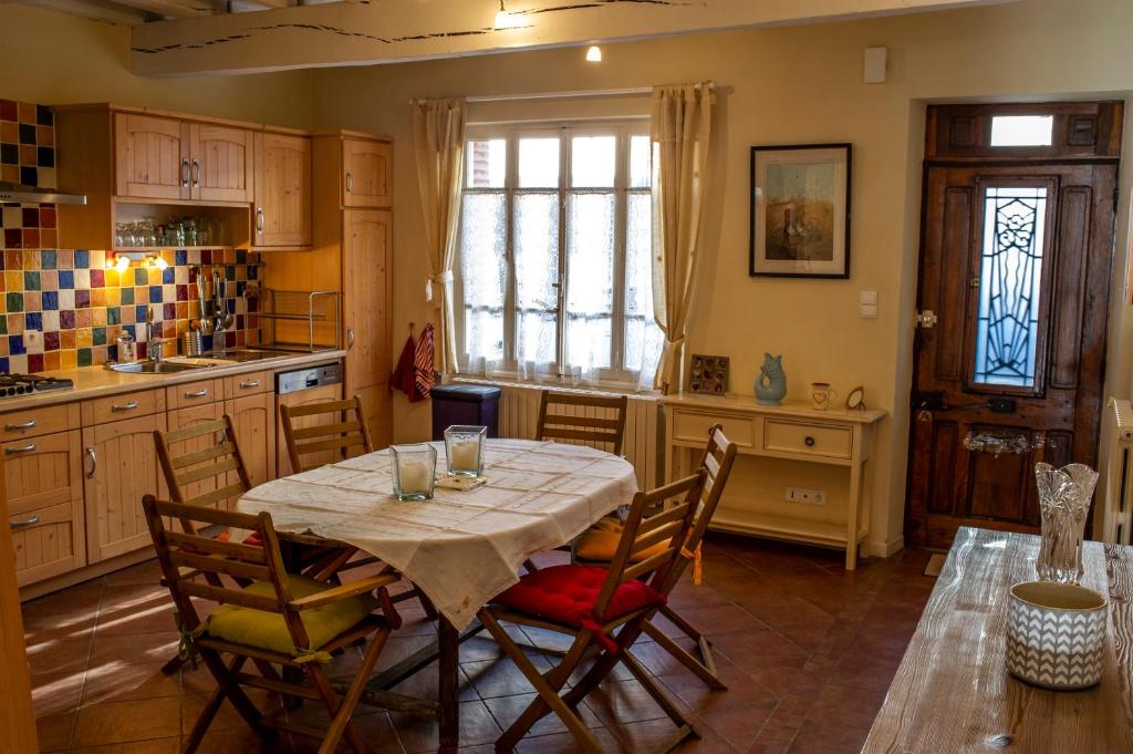Kuchyň nebo kuchyňský kout v ubytování ¨Gîte du Café Suquet