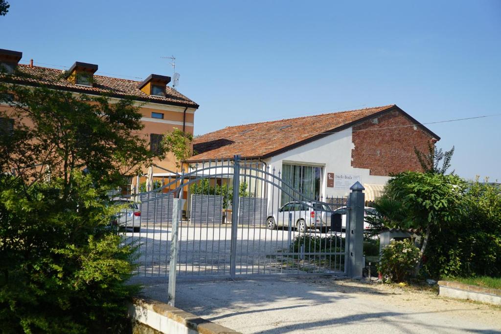 brama przed domem z samochodem w obiekcie Agriturismo Il Sole w mieście Rivarolo del Re ed Uniti
