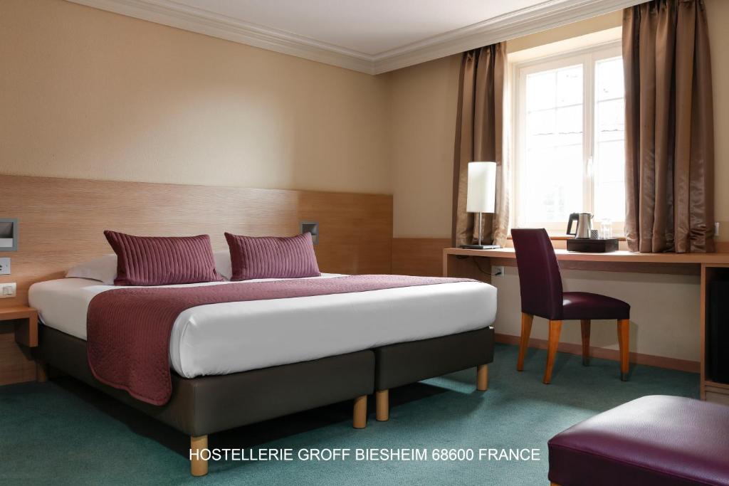 Postel nebo postele na pokoji v ubytování Aux Deux Clefs Hostellerie Groff