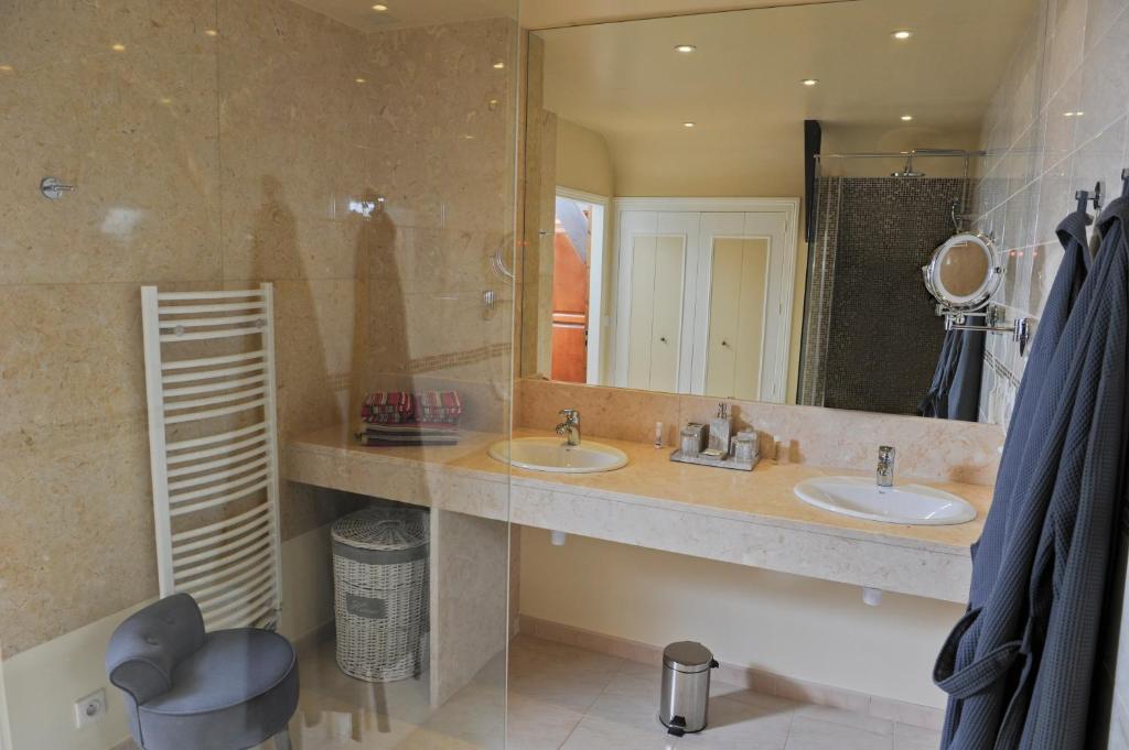 La salle de bains est pourvue de 2 lavabos et d&#39;un grand miroir. dans l&#39;établissement La noyeraie du port d&#39;enveaux, à Saint-Vincent-de-Cosse