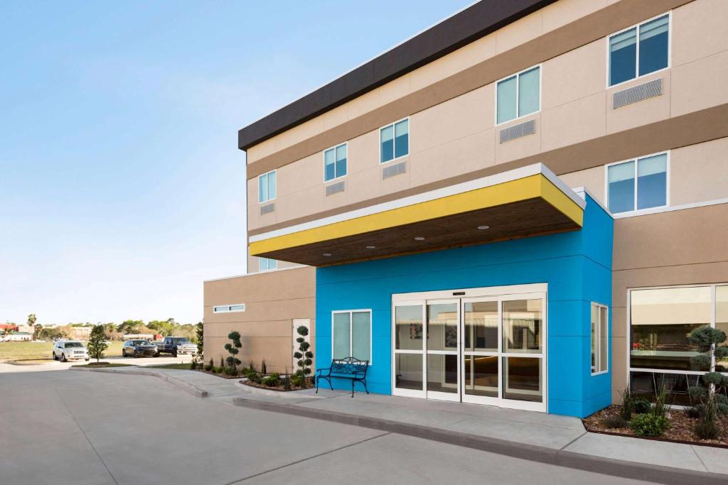 a building at a hospital with a blue at Days Inn by Wyndham Beaumont West I-10 Walden in Beaumont