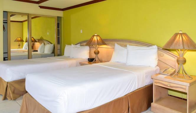 Postel nebo postele na pokoji v ubytování Accra Beach Hotel