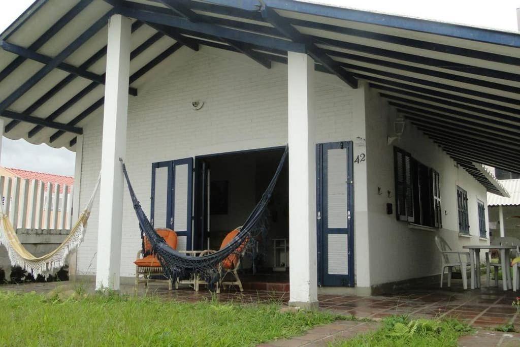 a porch with two hammocks on a house at Tranquilidade a alguns passos da praia - churrasqueira, super wi-fi! in Matinhos