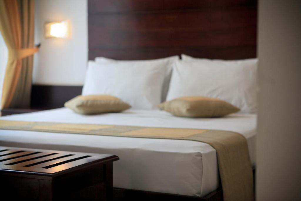 Postel nebo postele na pokoji v ubytování Lavendish Okrin Hotel