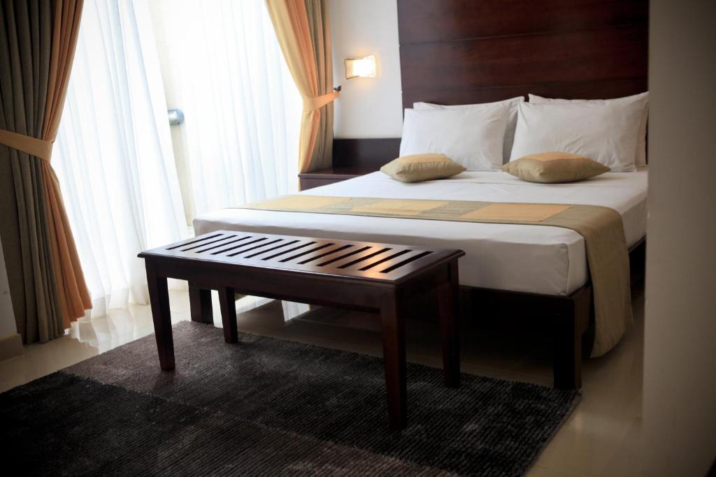 Postel nebo postele na pokoji v ubytování Lavendish Okrin Hotel