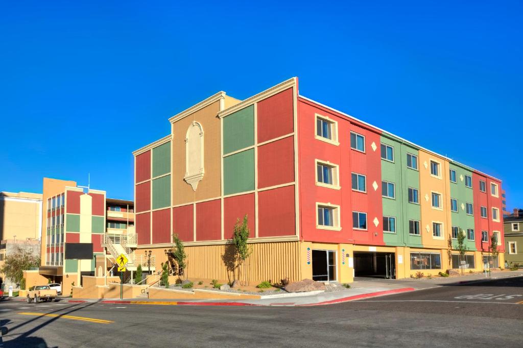 un bâtiment coloré au coin d'une rue dans l'établissement Legacy Vacation Resorts - Reno, à Reno