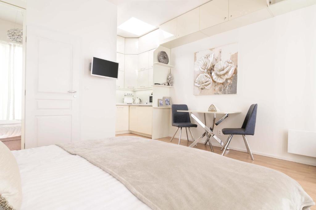Postel nebo postele na pokoji v ubytování COZY&QUIET apartment with A/C in city centre
