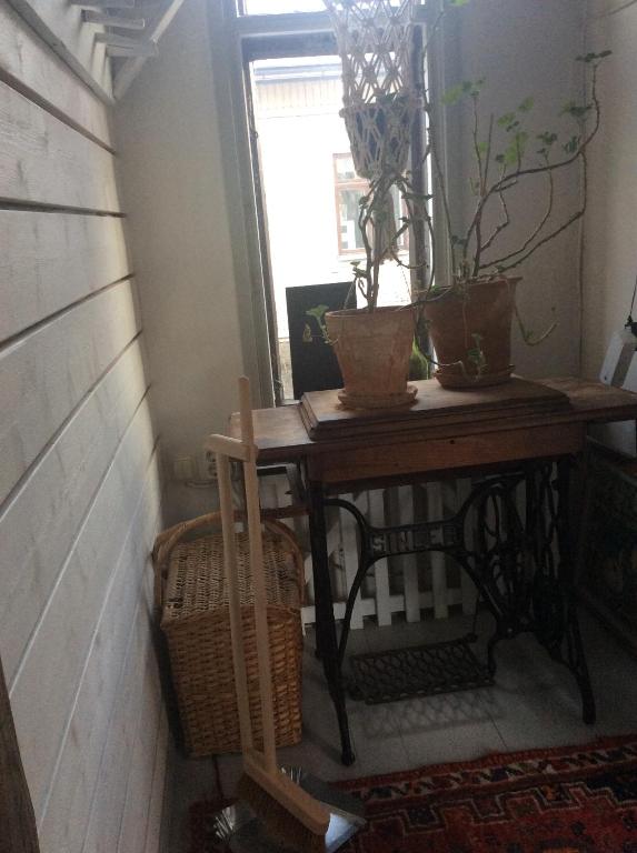 トゥルクにあるPastellaの窓付きの部屋の小さなテーブル