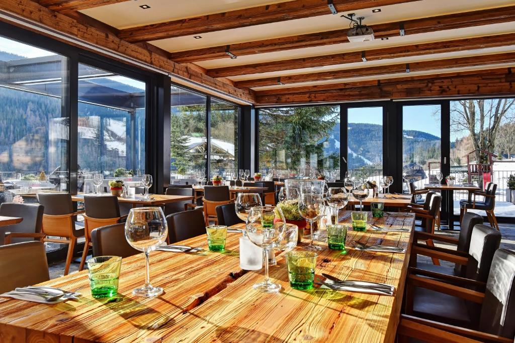Ein Restaurant oder anderes Speiselokal in der Unterkunft Hotel Olympie 