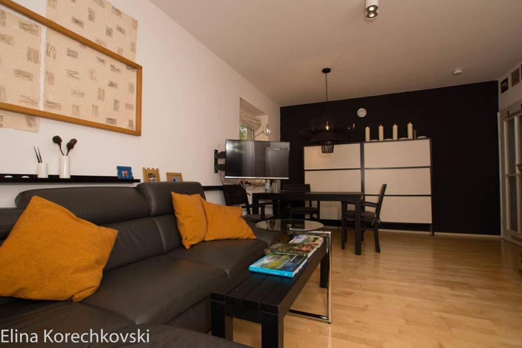 ein Wohnzimmer mit einem Sofa und einem Tisch in der Unterkunft bahnhofsnahe, ruhige und sonnige 2 Zimmerwohnung im Dichterviertel (bis 4 Personen) in Wiesbaden